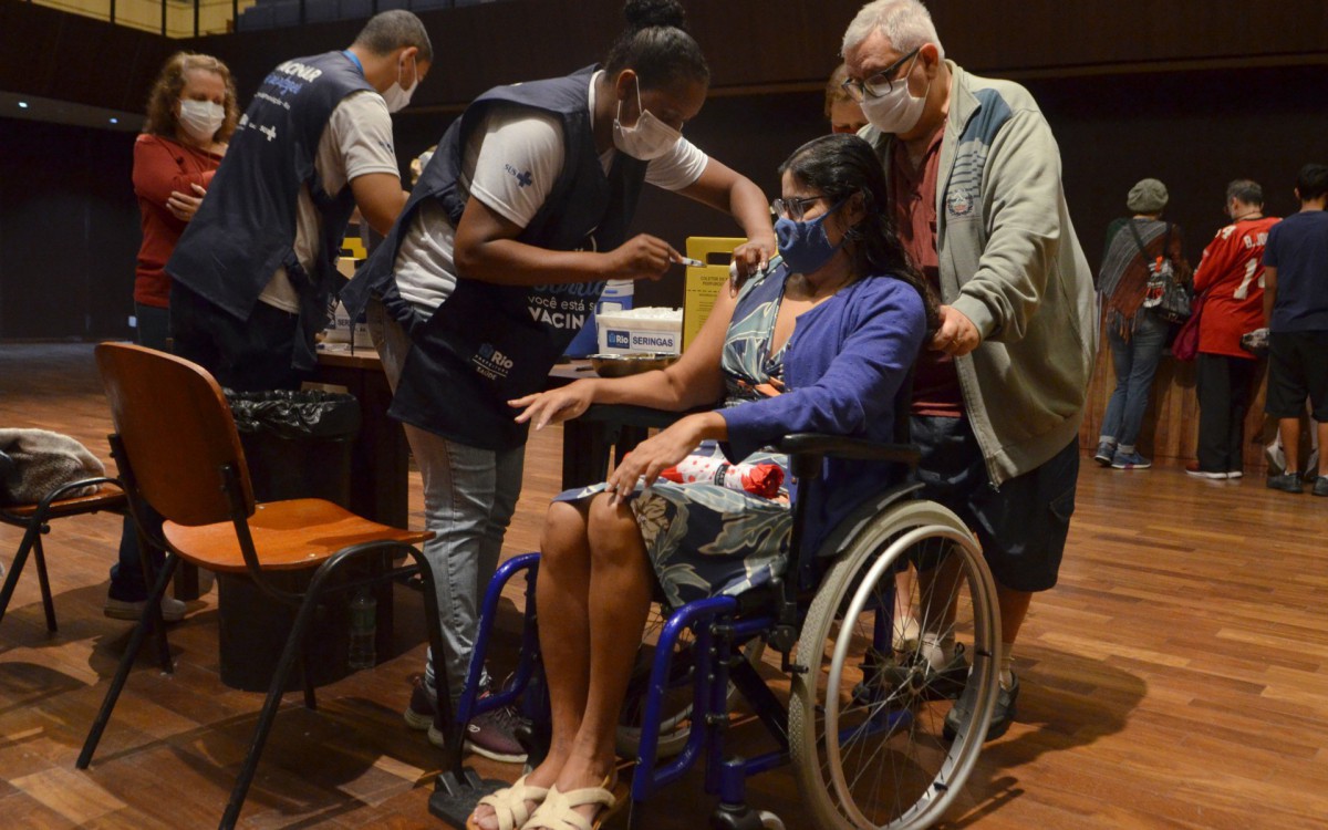 Abertura do Dia D, da vacina&ccedil;&atilde;o contra a Civid 19, na Cidade das Artes  - Sandro Vox / Ag&ecirc;ncia O Dia 