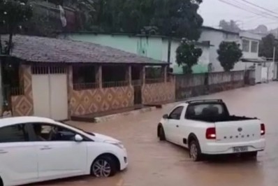 Chuvas voltam a causar alagamentos e deslizamentos em Recife 