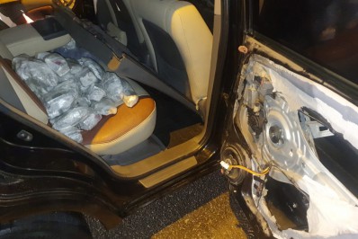 Polícia prende dois homens transportando drogas em Araruama