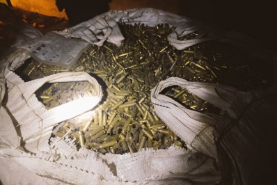 PM encontra toneladas de munição e metais em galpão na Zona Norte