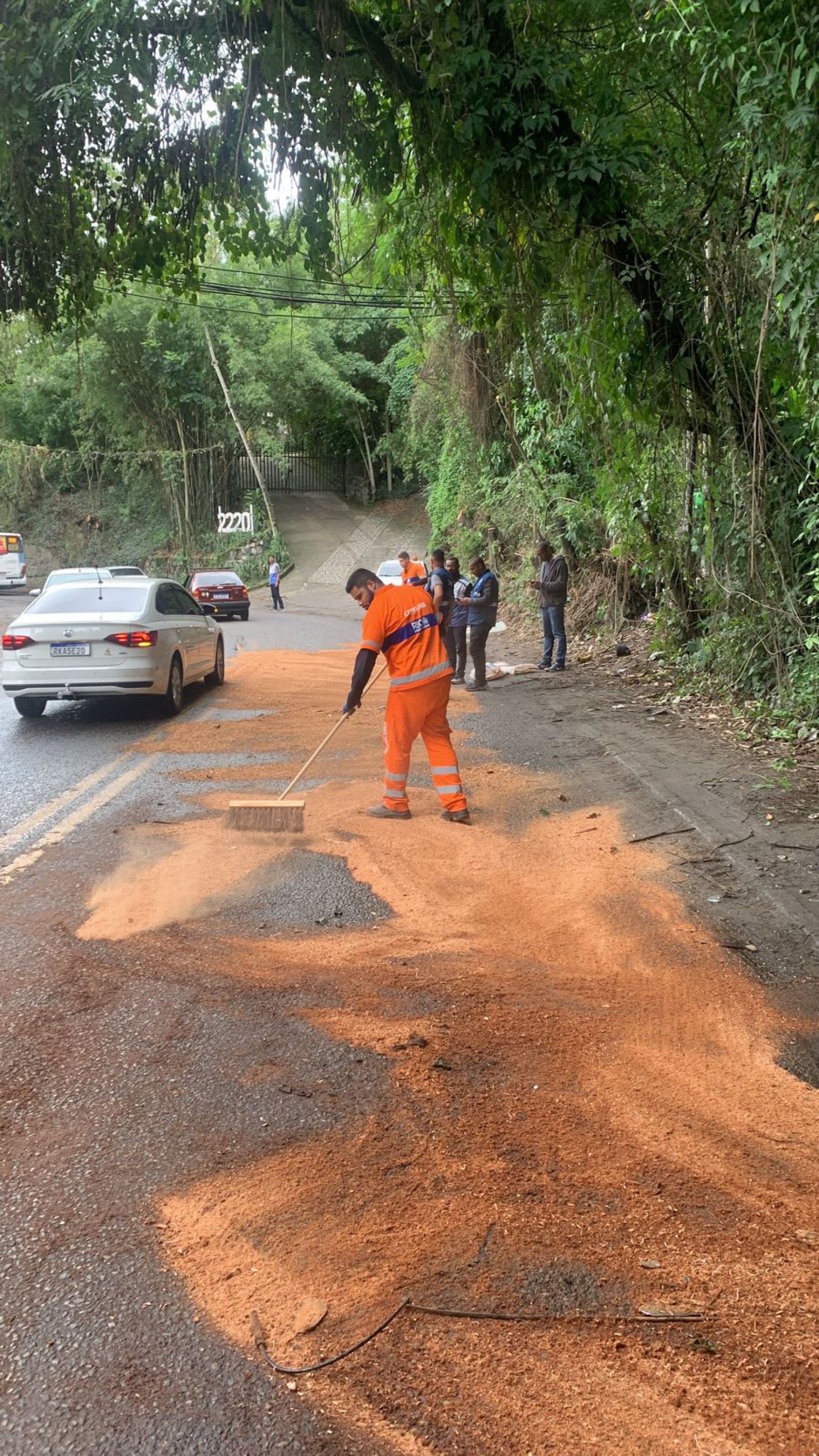 Após a varrição, foi feita a sucção do óleo que ficou na pista com pó de serra para evitar que outros veículos derrapassem na via - Reprodução