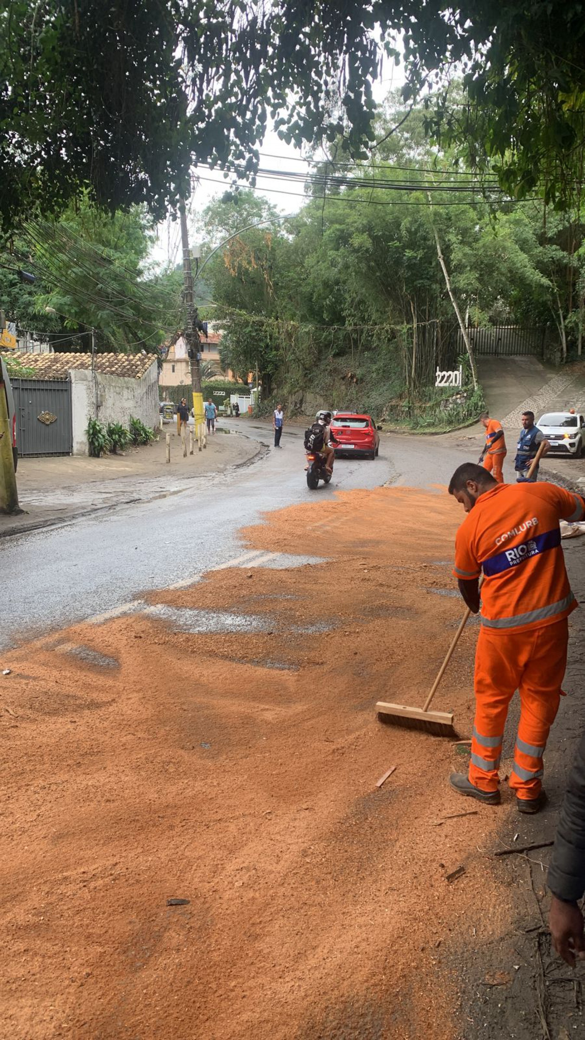 Uma equipe da Comlurb realizou a limpeza da pista da Estrada do Itanhangá, no trecho entre Rio das Pedras e Muzema - Reprodução