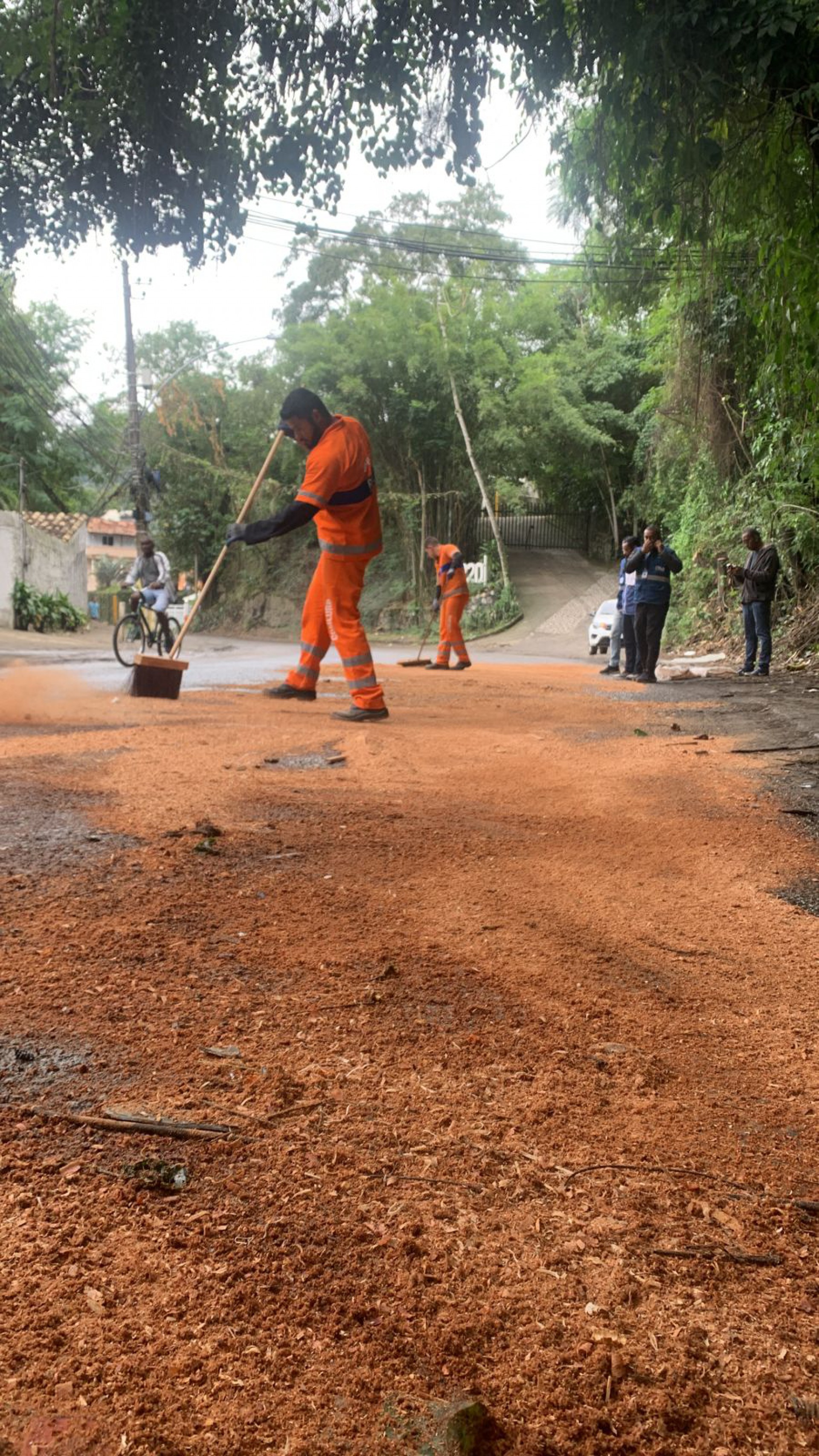 Equipe da Comlurb limpa pista após acidente na Estrada do Itanhangá - Reprodução