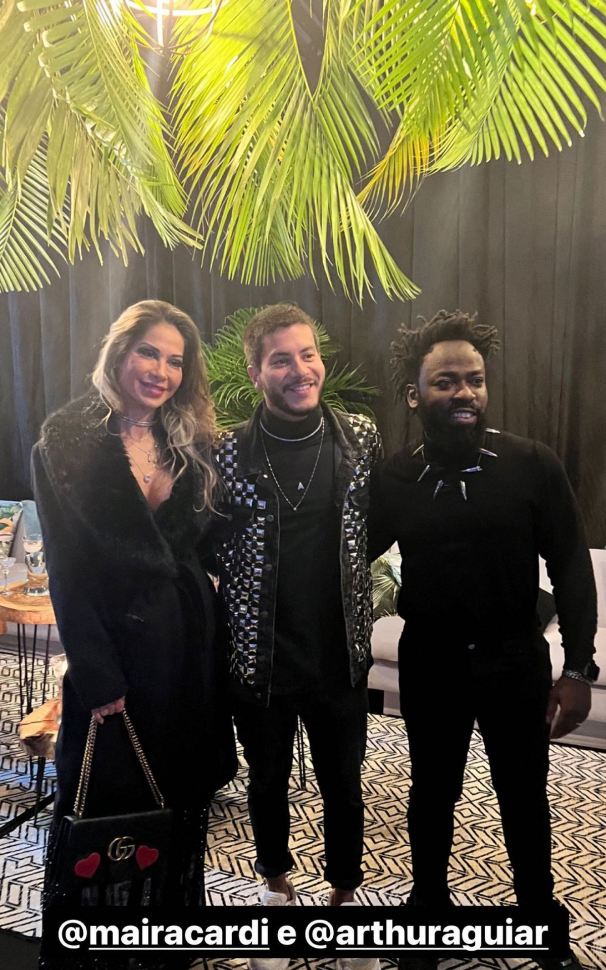 Douglas Silva com Ma&iacute;ra Cardi e Arthur Aguiar