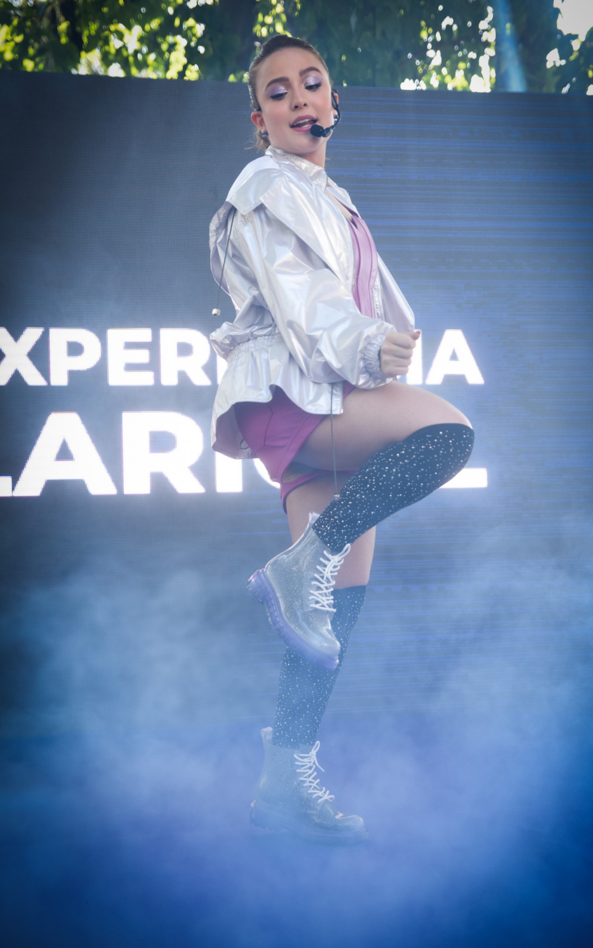 Larissa Manoela celebra o 1&ordm; anivers&aacute;rio de sua empresa de telefonia com pocket show em S&atilde;o Paulo