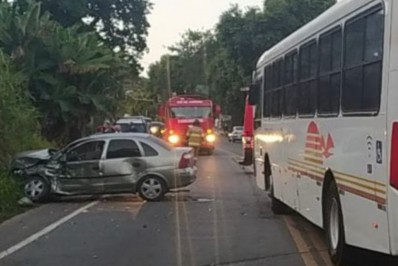Colisão entre carro e ônibus é registrada na BR-393, em Barra Mansa
