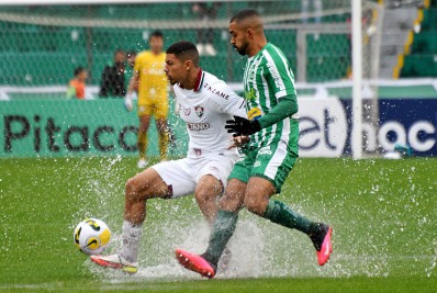 Em jogo marcado por muita chuva, Fluminense é derrotado pelo Juventude