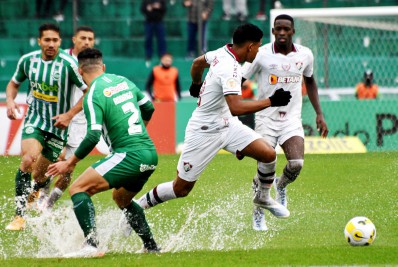 Em jogo marcado por muita chuva, Fluminense é derrotado pelo Juventude