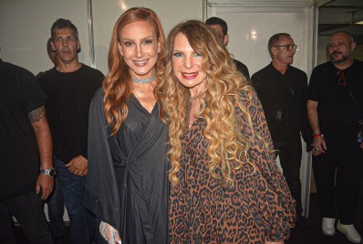 Claudia Leitte e Elba Ramalho se encontram nos bastidores do São João de Caruaru