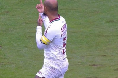 Chamado de ‘bandido’, Felipe Melo, do Fluminense, faz gesto de arma para torcida do Juventude