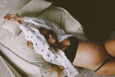 Grávida de gêmeos, Isabella Scherer posa para as lentes do namorado