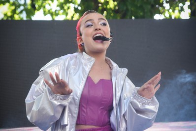 Larissa Manoela veste conjuntinho rosa para pocket show em São Paulo