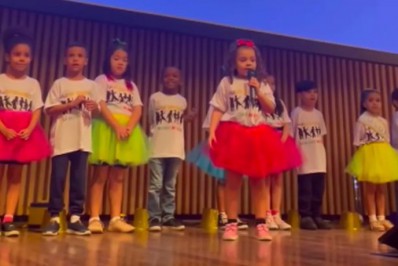 Menina canta música infantil versão 'ópera' em apresentação da escola e viraliza