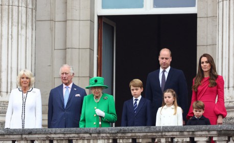 Rainha Elizabeth faz rara aparição no último dia do jubileu - AFP