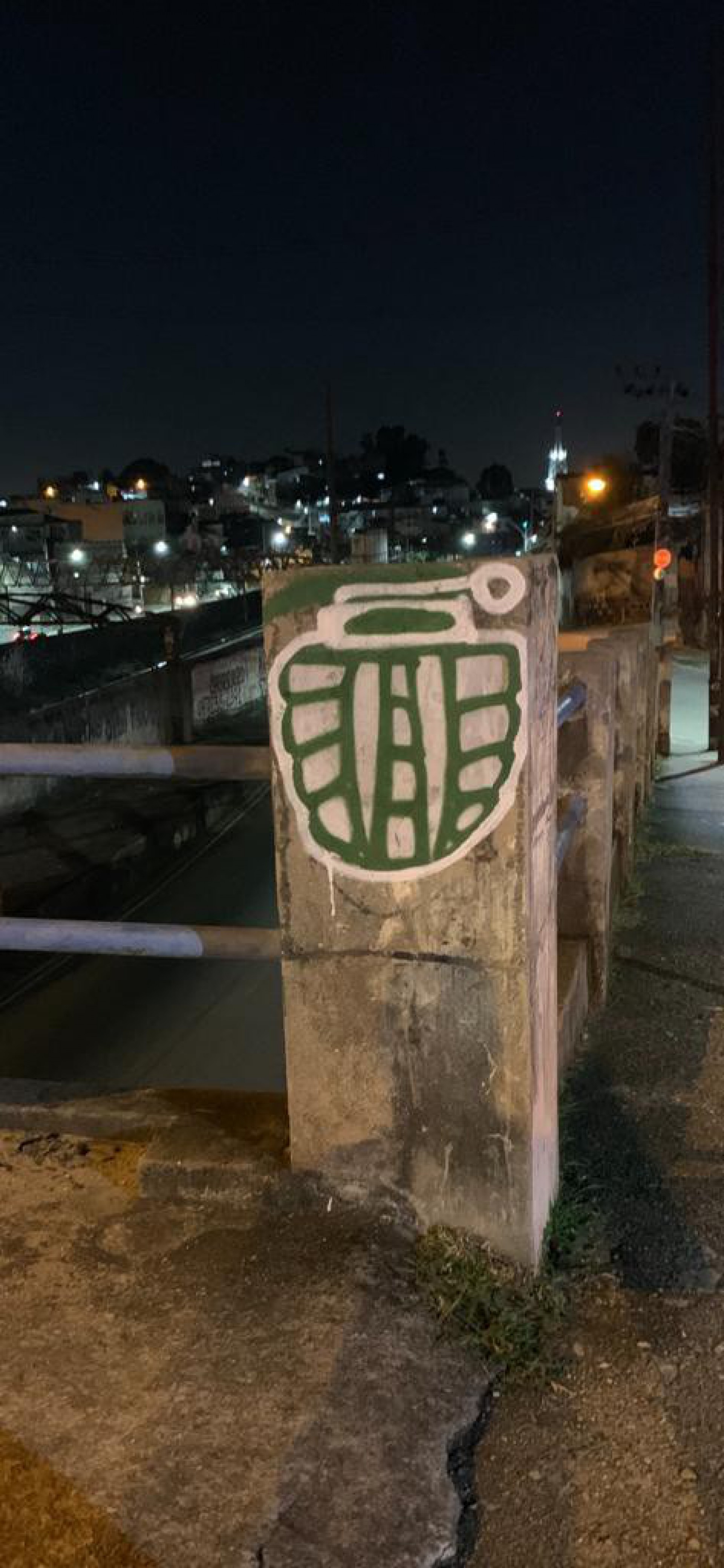 Grafite de granada chama atenção de quem passa pela Zona Norte do Rio - Divulgação