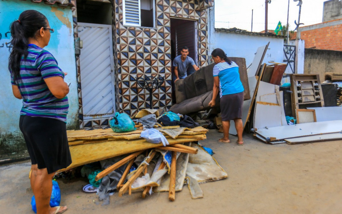 As chuvas de abril atingiram diversos bairros e afetou moradores. Eles t&ecirc;m at&eacute; o dia 18 de julho para dar entrada no FGTS emergencial