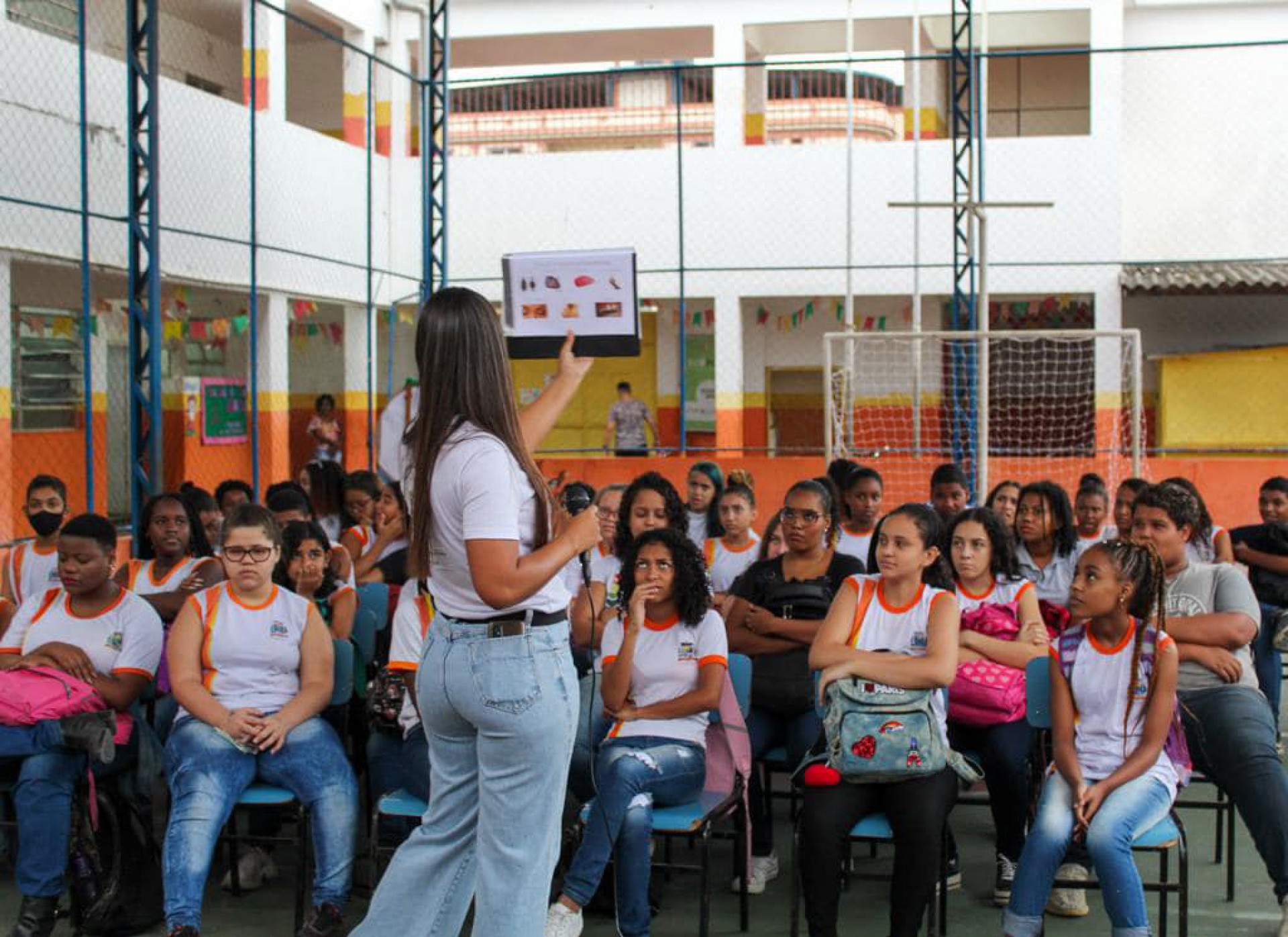 A primeira roda de conversa na Escola Municipal de Heliópolis contou com ótima presença de alunos e responsáveis - Divulgação