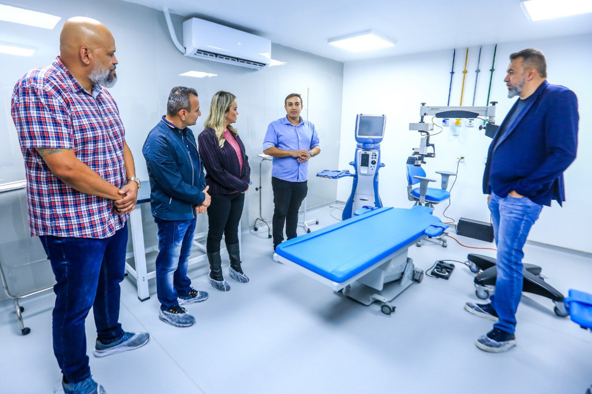 Marcio Canella, Marcelo Canella, Waguinho e Daniela ouvem explica&ccedil;&otilde;es t&eacute;cnicas sobre o funcionamento da unidade de sa&uacute;de - Rafael Barreto / PMBR