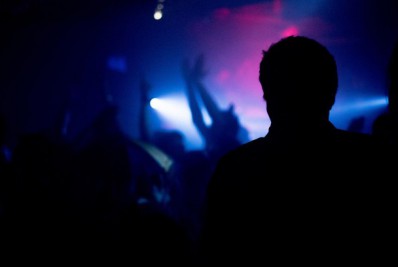 Homem é preso após atacar pessoas com uma agulha em evento na França