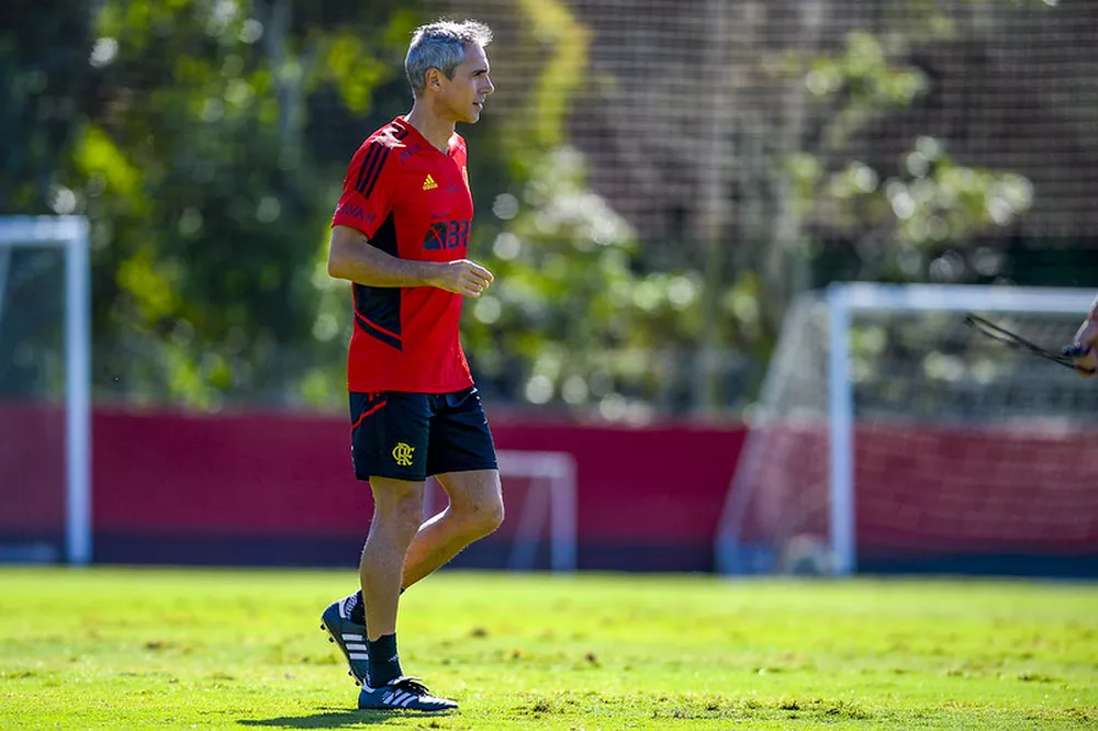 Bastidores: Flamengo tenta ignorar crise, mas pressão sobre Paulo Sousa deixa o clima pesado