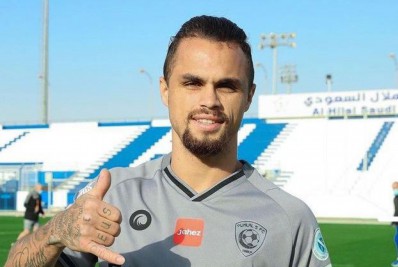 Michael, atacante do Al Hilal, faz tatuagem e internet não perdoa