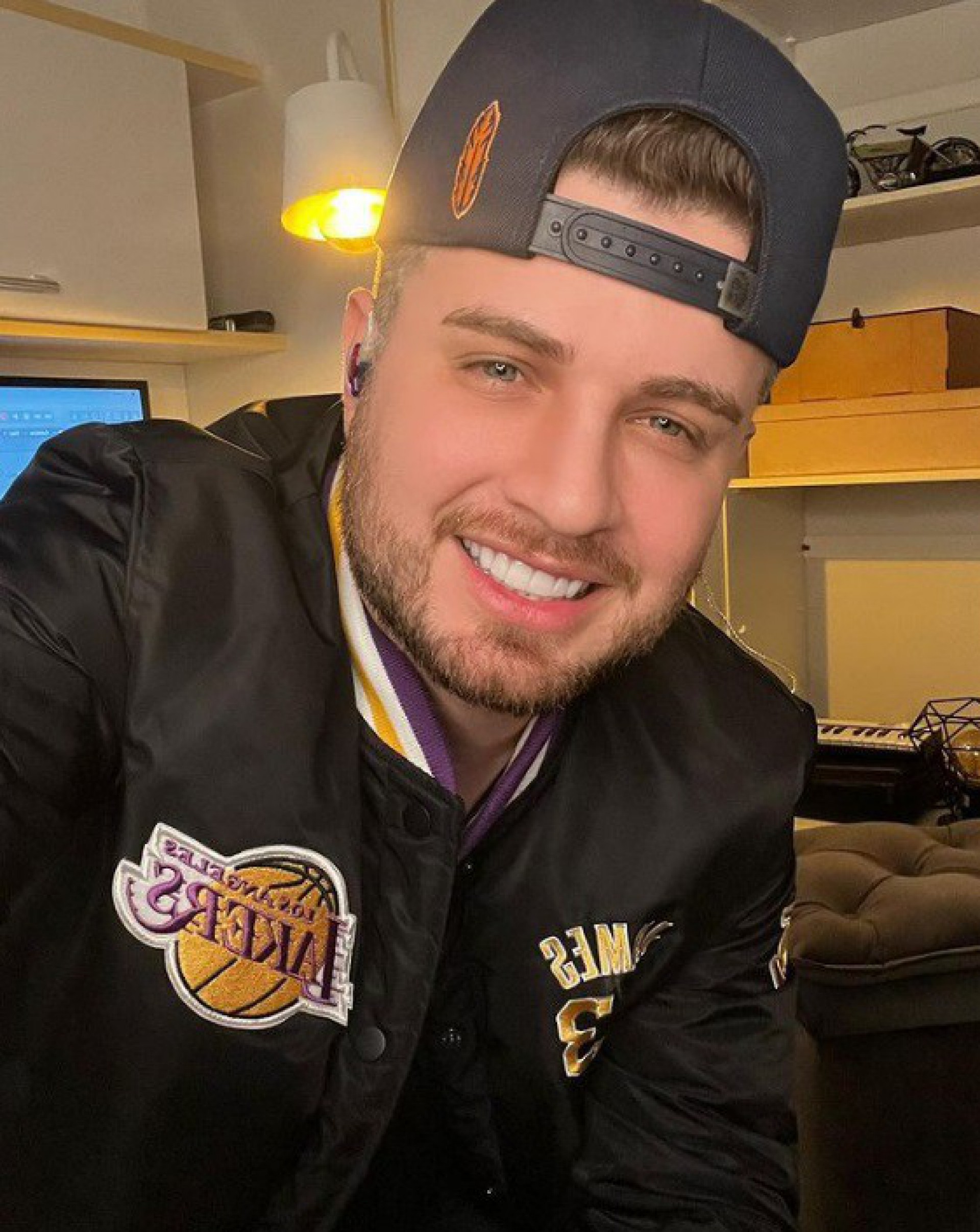 Conrado, da dupla com Aleksandro, recebeu alta da UTI após acidente com ônibus de sua banda - Reprodução/Instagram