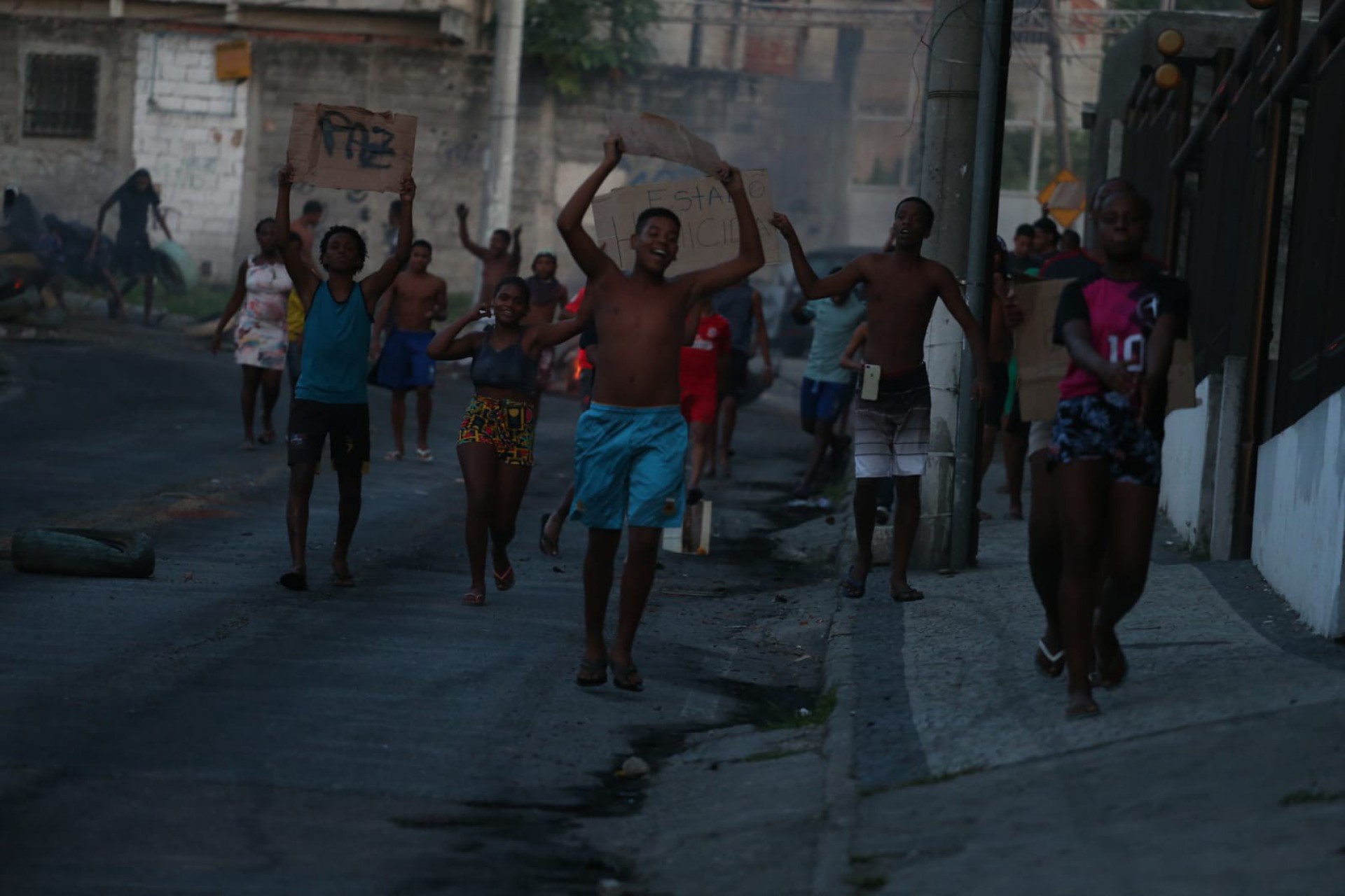 Moradores da comunidade Queto protestam na Avenida Marechal Rondon contra morte de cuidador de idosos - Cléber Mendes/Agência O Dia