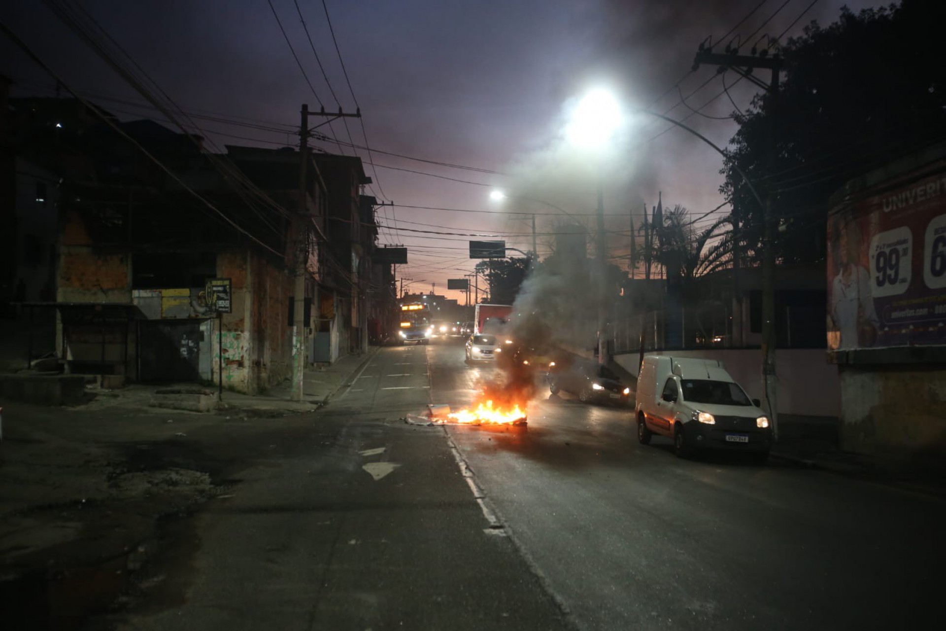 Moradores da comunidade Queto protestam na Avenida Marechal Rondon contra morte de cuidador de idosos - Cléber Mendes/Agência O Dia