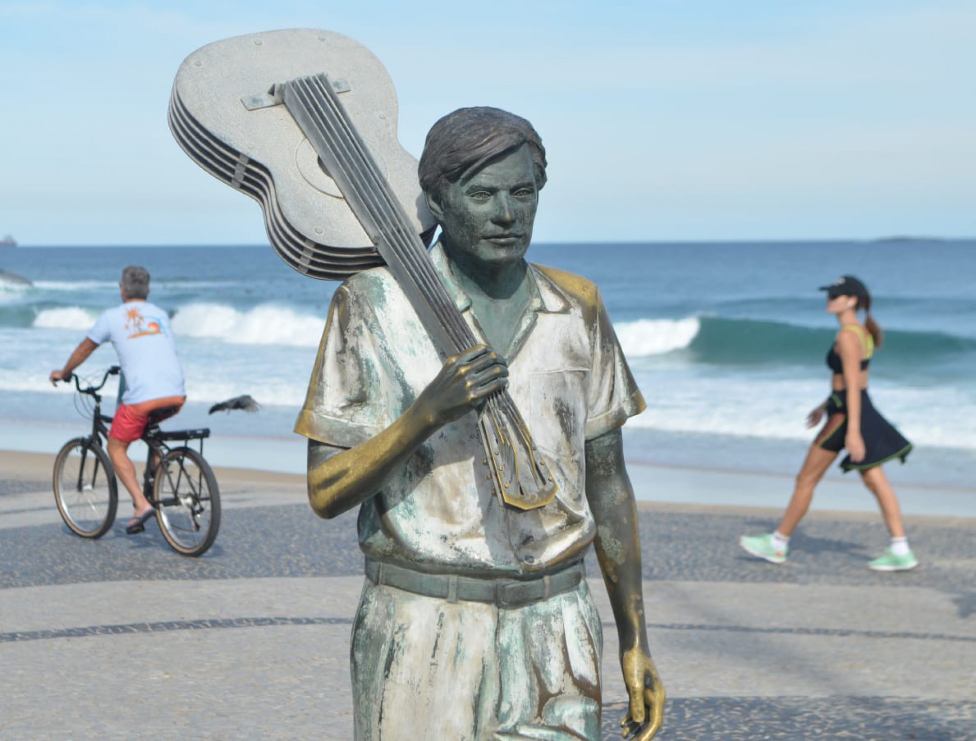Estátua do Tom Jobim na praia do Arpoador - Sandro Vox / Agência O dia
