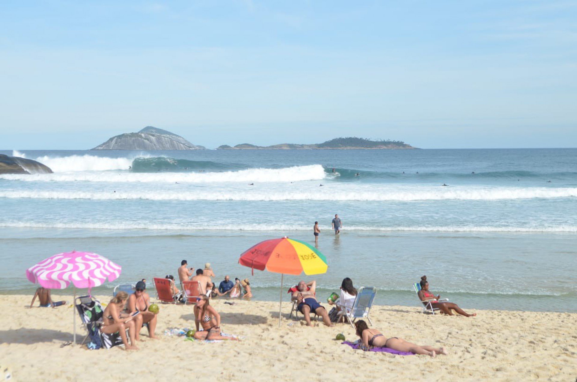 Cariocas puderam curtir a praia do Arpoador com céu aberto nesta segunda-feira  - Sandro Vox / Agência O Dia