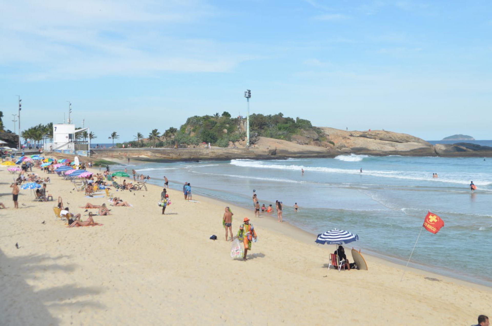 Cariocas puderam curtir a praia do Arpoador com céu aberto nesta segunda-feira  - Sandro Vox / Agência o Dia