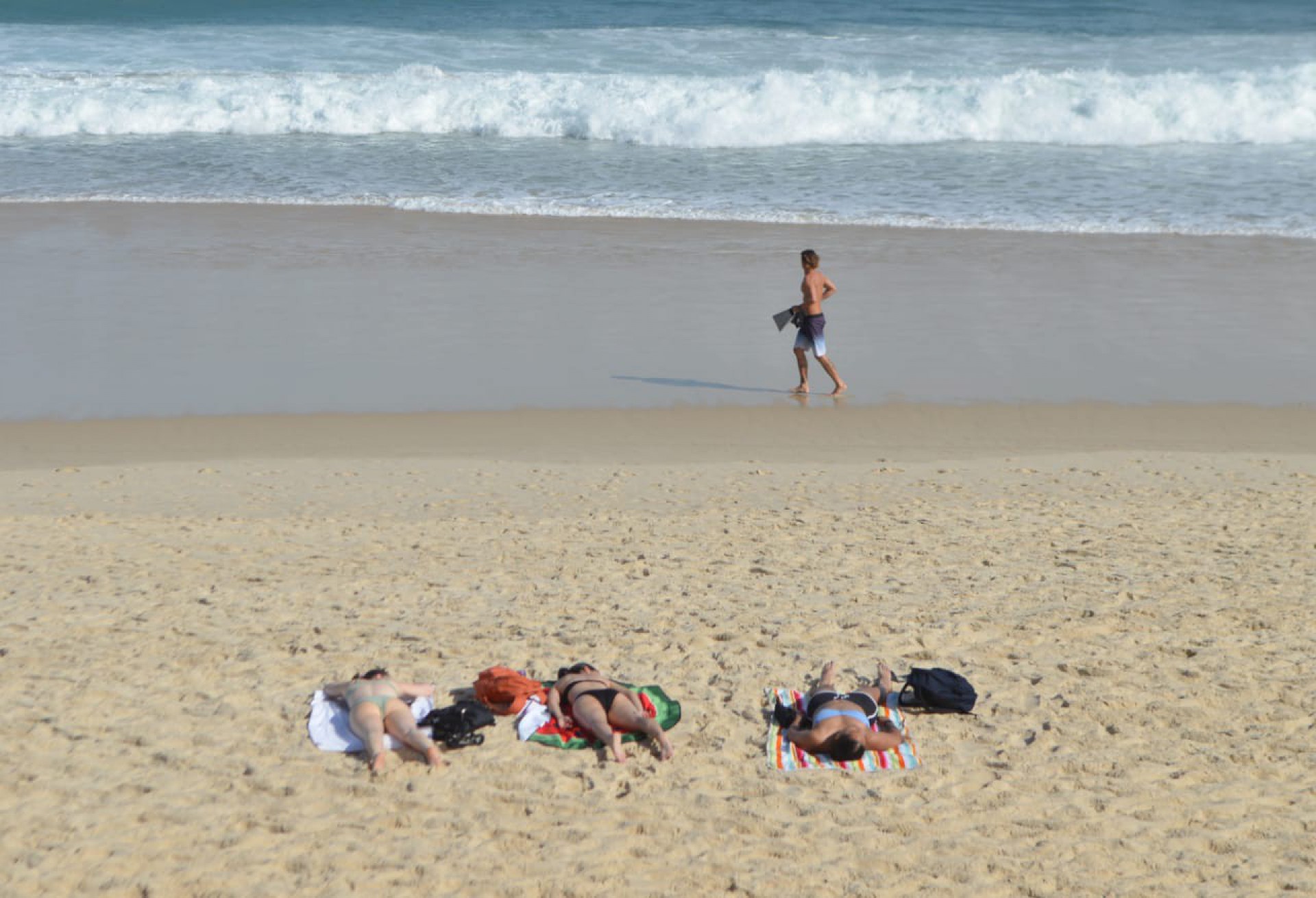 Cariocas puderam curtir a praia do Arpoador com céu aberto nesta segunda-feira - Sandro Vox / Agência O Dia