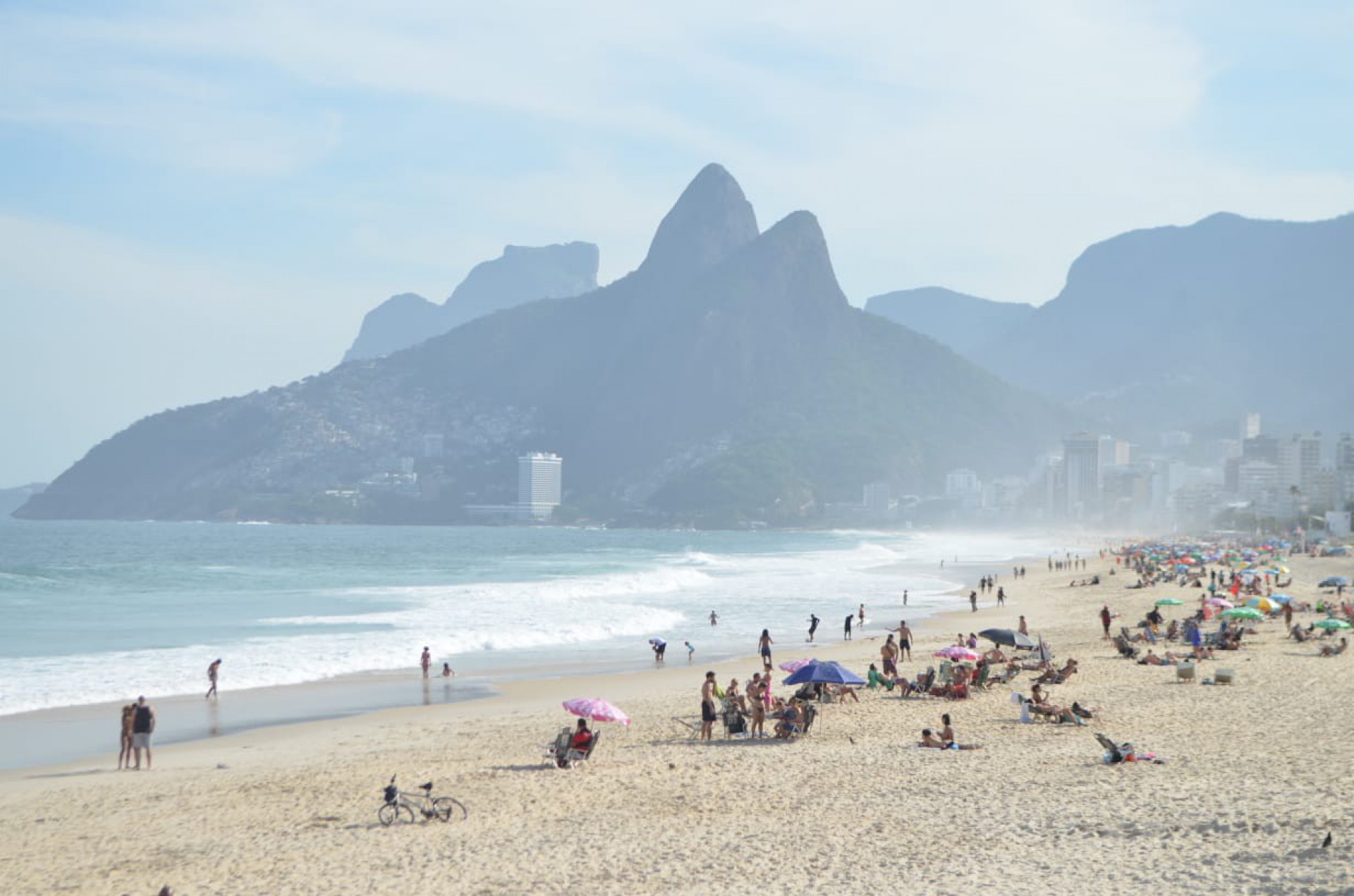 Cariocas puderam curtir a praia do Arpoador com céu aberto nesta segunda-feira - Sandro Vox / Agência O Dia