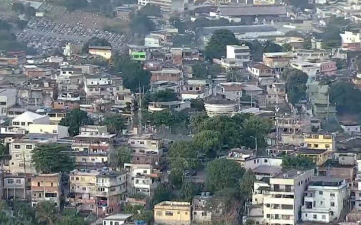 A PM realiza uma opera&ccedil;&atilde;o para prender criminosos e apreender armas e drogas no Morro do Dend&ecirc; - Reprodu&ccedil;&atilde;o TV Globo