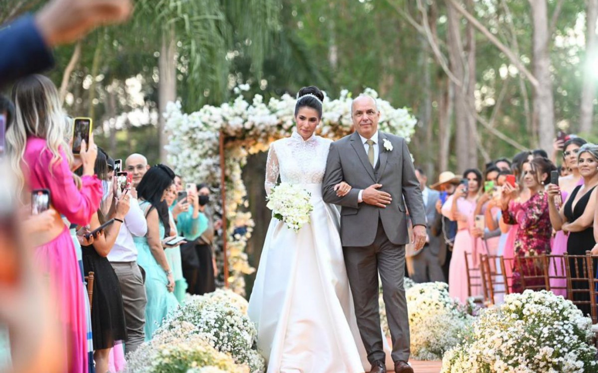 Izabella Camargo entra com o pai