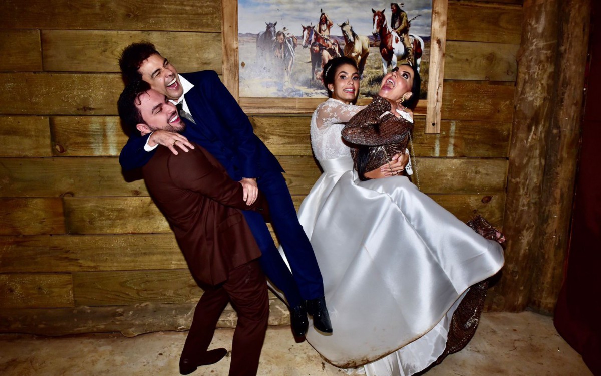 Nathan Camargo segura o tio, Zez&eacute; Di Camargo, no colo. Izabella Camargo posa com Graciele Lacerda