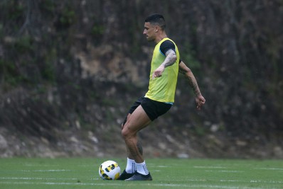 Phillipe Sampaio reaparece em treino do Botafogo após lesão no joelho