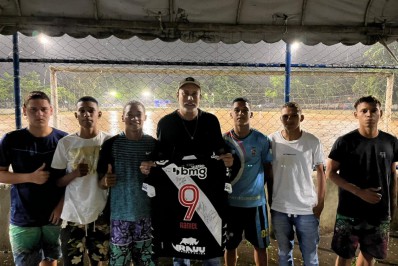 Raniel envia camisas do Vasco para ajudar vítimas das chuvas em Recife