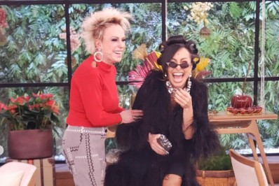 Sabrina Sato vai ao 'Mais Você' de bobes e babydoll e viraliza nas redes sociais