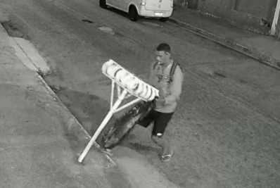 Câmera de segurança flagra furto de lixeira no Parque Burle, em Cabo Frio
