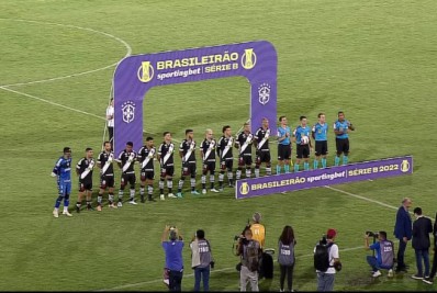 Sem uniforme, Náutico atrasa início do jogo e Vasco é perfilado sozinho para o hino