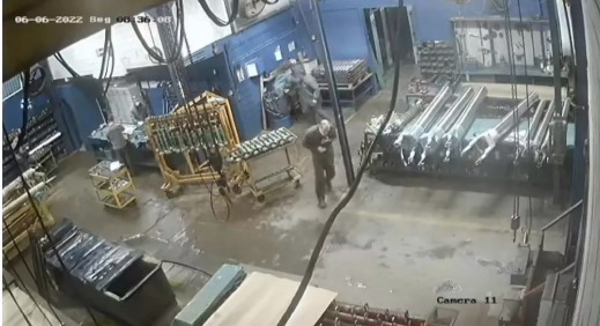 Vítima caminha com a mão no peito após ser atacada e é socorrida por colegas