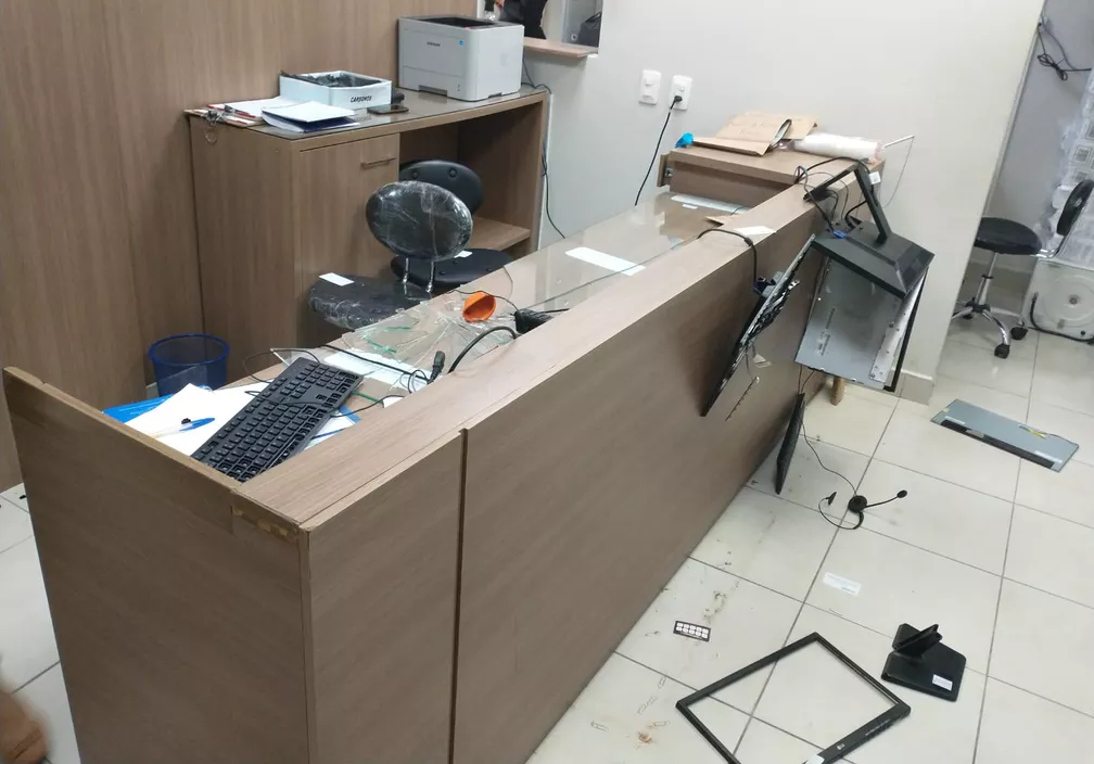 Homem quebra recep&ccedil;&atilde;o de cl&iacute;nica odontol&oacute;gica ap&oacute;s companheira reclamar de dor de dente