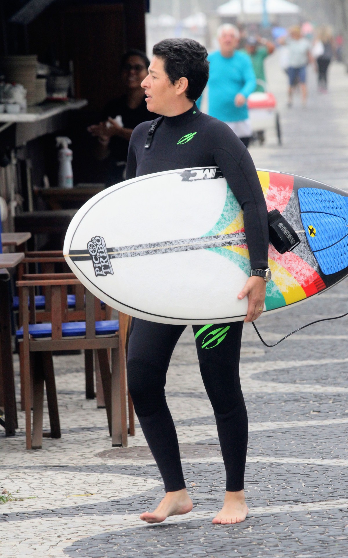 Adriane Bonato surfa na Praia de S&atilde;o Conrado, na Zona Sul do Rio, na tarde desta quarta-feira