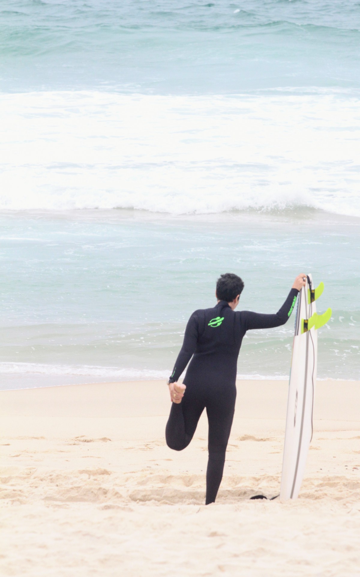Adriane Bonato surfa na Praia de S&atilde;o Conrado, na Zona Sul do Rio, na tarde desta quarta-feira