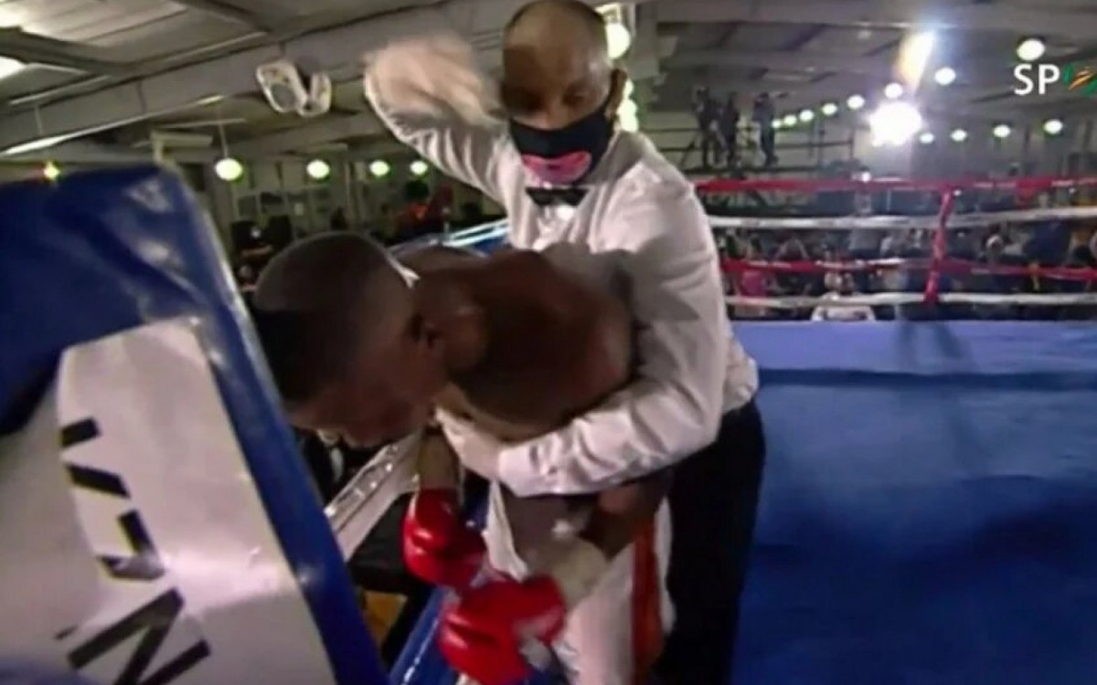 Boxeador falece dois dias ap&oacute;s ficar desnorteado no ringue