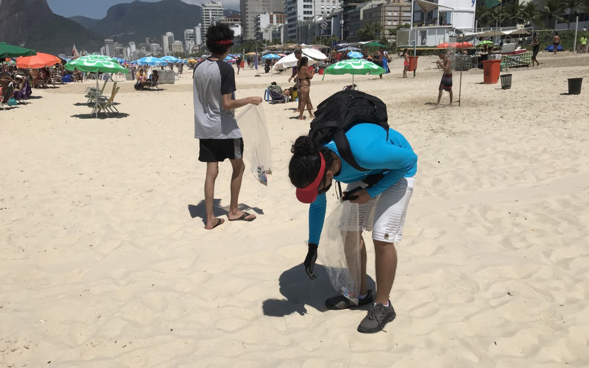 Mutir&atilde;o de limpeza na orla do Leblon, organizado pela associa&ccedil;&atilde;o Recicla Latas.