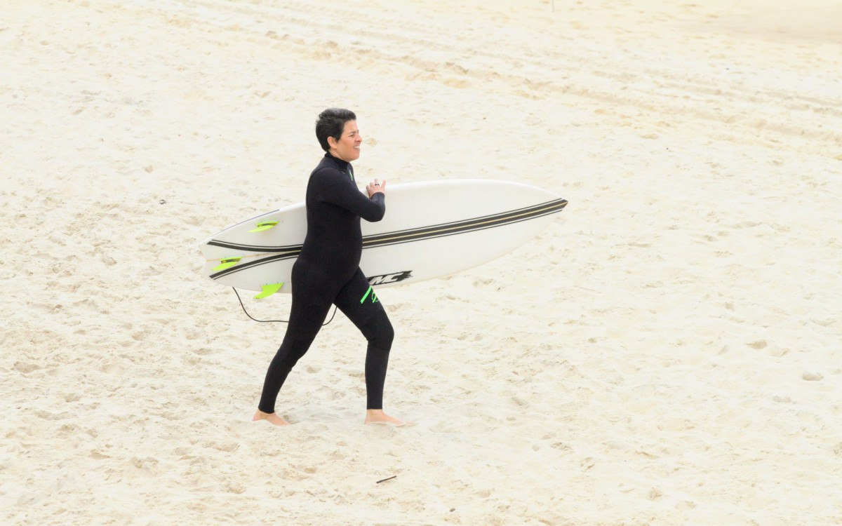 Adriane Bonato surfa na Praia de S&atilde;o Conrado, na Zona Sul do Rio, na tarde desta quarta-feira