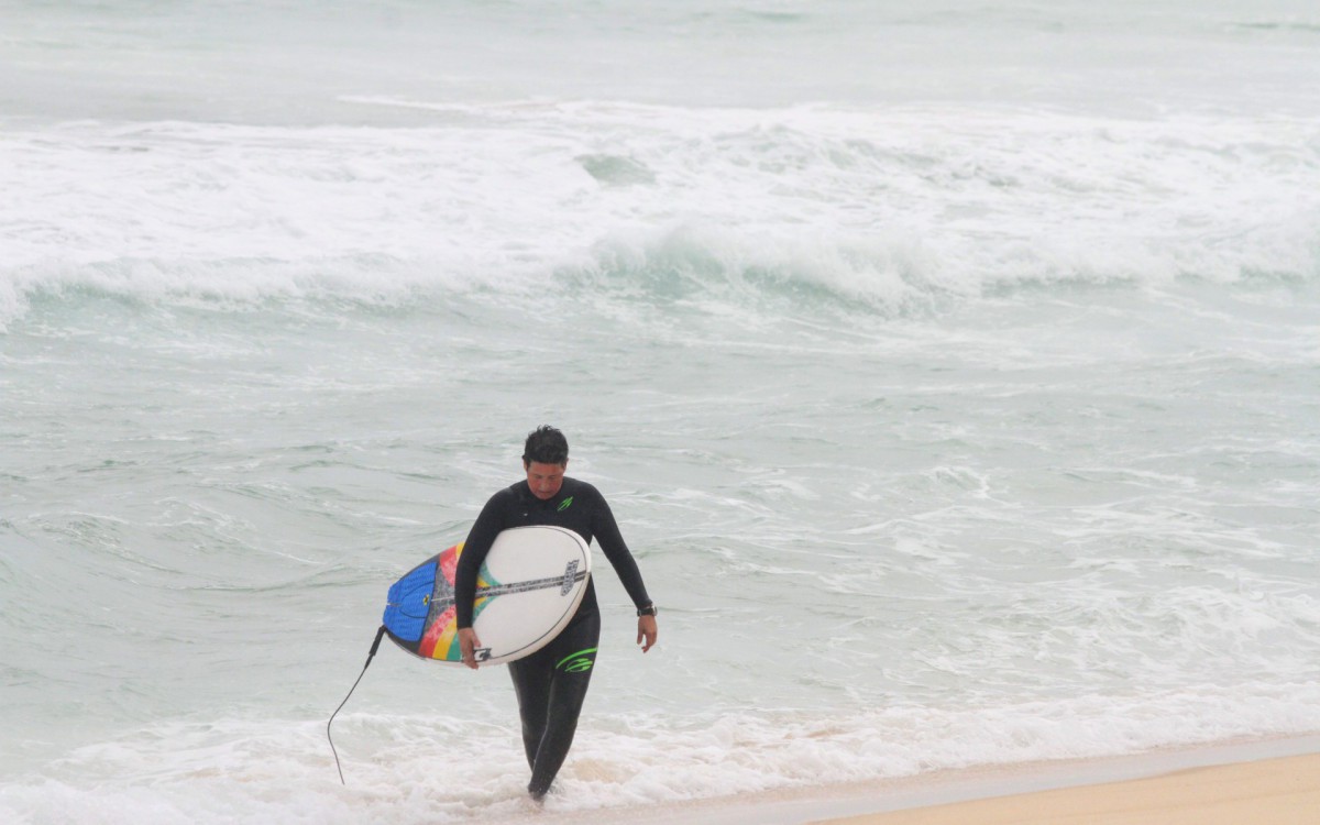Adriane Bonato surfa na Praia de S&atilde;o Conrado, na Zona Sul do Rio, na tarde desta quarta-feira