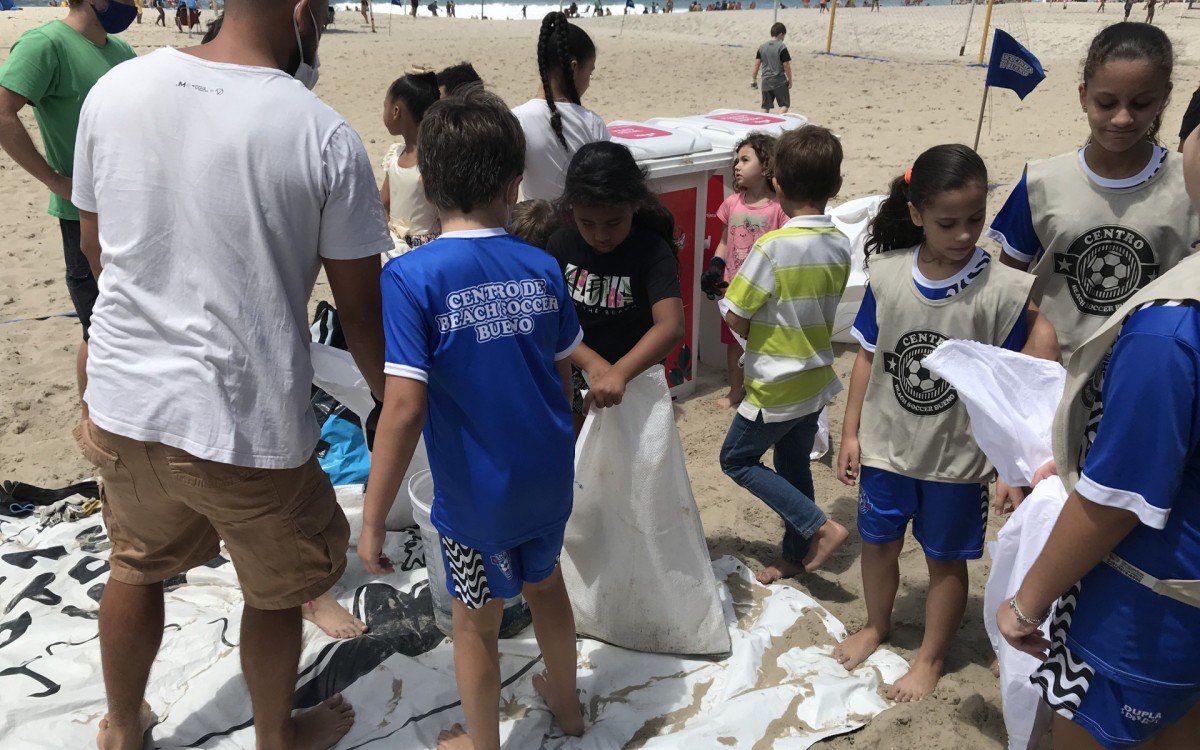 Crian&ccedil;as participando do mutir&atilde;o de limpeza do Recicla Latas, que ocorreu nesta quarta-feira (8).